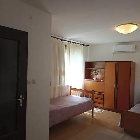 Kуђа на језеру