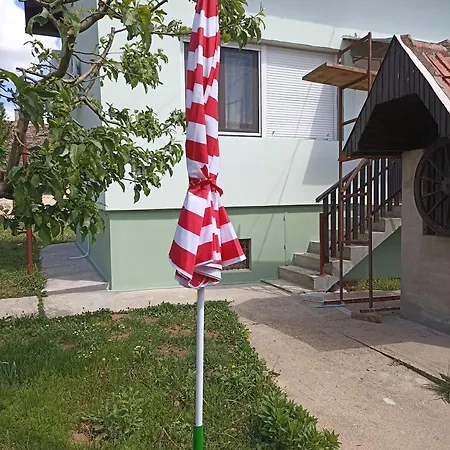 Dom wakacyjny Kуђа на језеру *