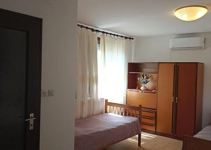 Kуђа на језеру